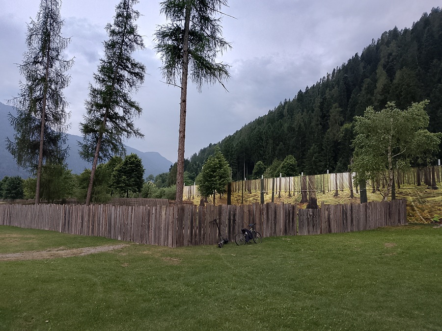 Pinzolo: realizzata in Pineta, in tempi record, la nuova area cani provvisoria