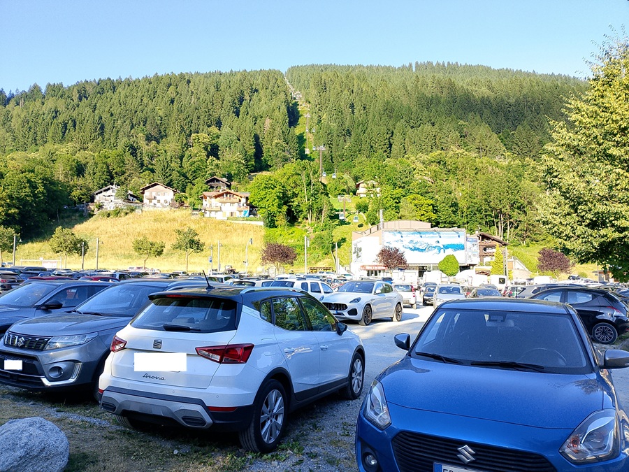 Parcheggio completo alla partenza della telecabina di Pinzolo
