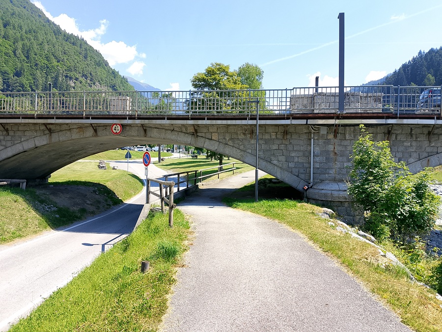 L'attuale camionabile che passa sotto il ponte di San Nicolò