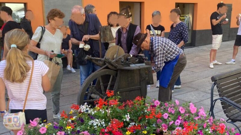 I Moleti tornano a Pinzolo: tradizione e curiosità in piazza