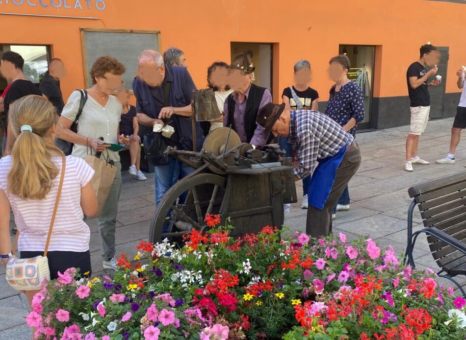 I Moleti tornano a Pinzolo: tradizione e curiosità in piazza