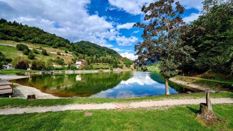 Lago di Roncone e Lago d’Idro: attività, natura e sostenibilità premiate con la Bandiera Blu 2025. Due località, un unico impegno per l’ambiente e il turismo responsabile