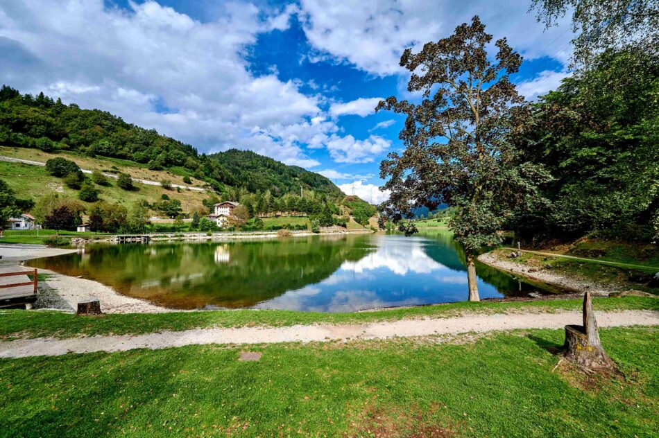 Lago di Roncone e Lago d’Idro: attività, natura e sostenibilità premiate con la Bandiera Blu 2025. Due località, un unico impegno per l’ambiente e il turismo responsabile