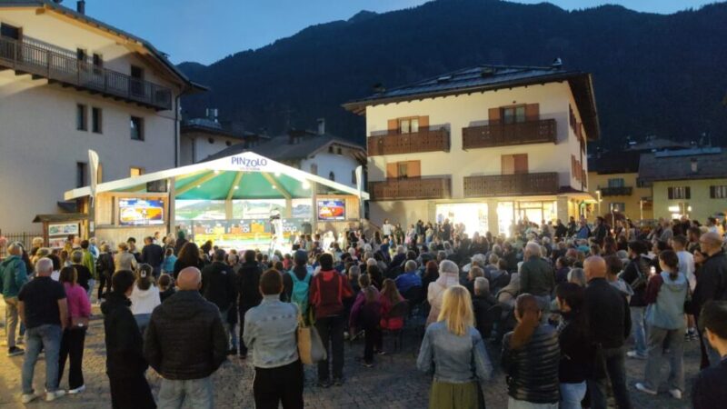 Serata di eventi e cultura: Piazza, chiesetta e cinema animano Pinzolo