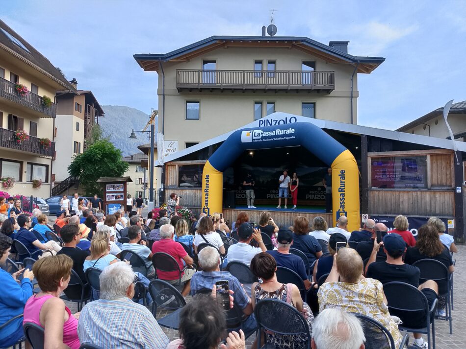 Pomeriggio di sport ed emozioni in piazza Carera: presentati i campioni del Galà sul ghiaccio di Pinzolo
