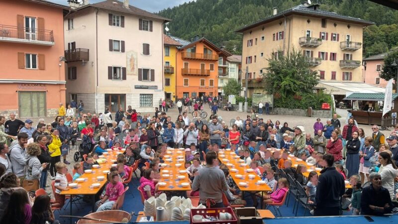 Pinzolo – “Facciamo il formaggio coi bimbi”: in piazza Carera un pomeriggio da piccoli casari