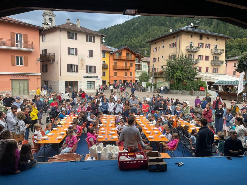 Pinzolo – “Facciamo il formaggio coi bimbi”: in piazza Carera un pomeriggio da piccoli casari