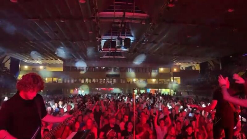 Grande successo per il Vasco Tribute al Palaghiaccio di Pinzolo: quasi duemila in delirio