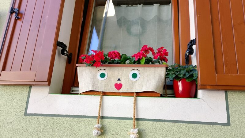 Pinzolo, le finestre fiorite di Ruina incantano i passanti