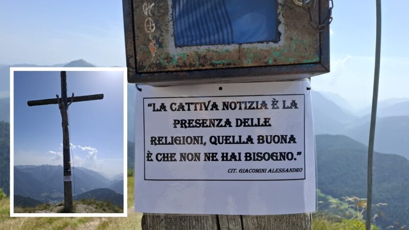 I “fans della laicità” appendono cartelli sotto le croci delle vette