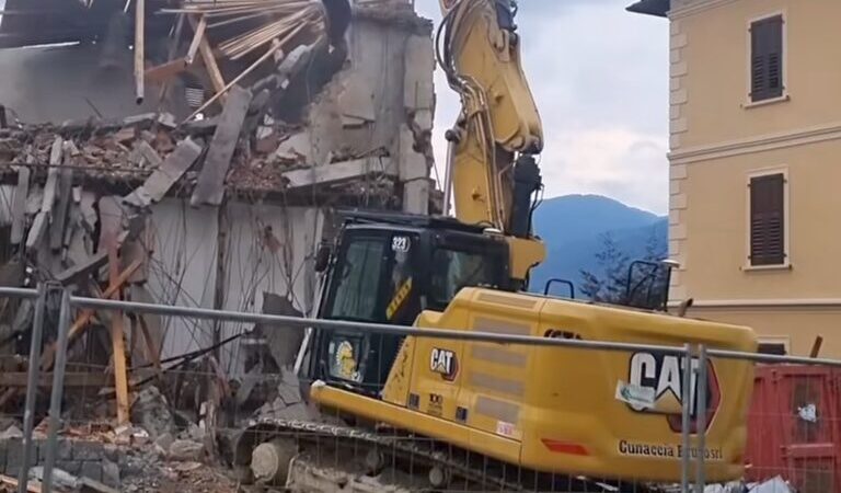 PELUGO – AL VIA LA DEMOLIZIONE DELL’EDIFICIO: SORGERÀ IL NUOVO MAGAZZINO COMUNALE