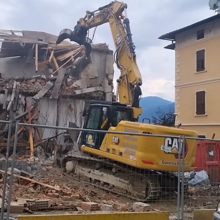 PELUGO – AL VIA LA DEMOLIZIONE DELL’EDIFICIO DI FRONTE A CASA MEZZAVALLE: SORGERÀ IL NUOVO MAGAZZINO COMUNALE