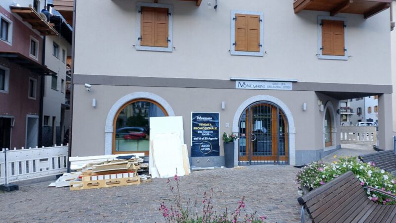 PINZOLO – La storica gioielleria Moneghini si rifà il look: al via i lavori di ristrutturazione