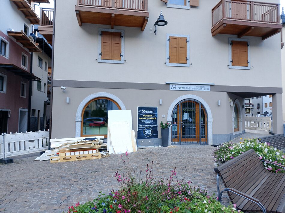 PINZOLO – La storica gioielleria Moneghini si rifà il look: al via i lavori di ristrutturazione