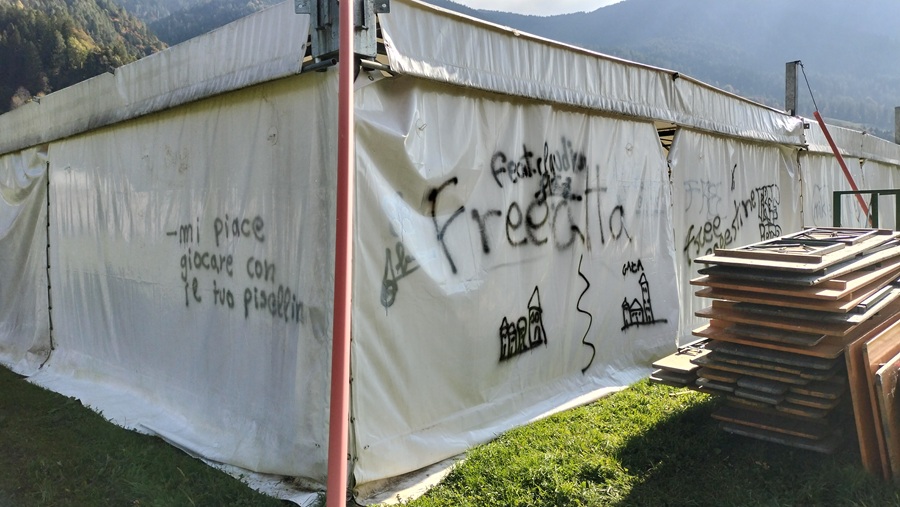 Giustino – Vandali in azione vicino al campo da calcio