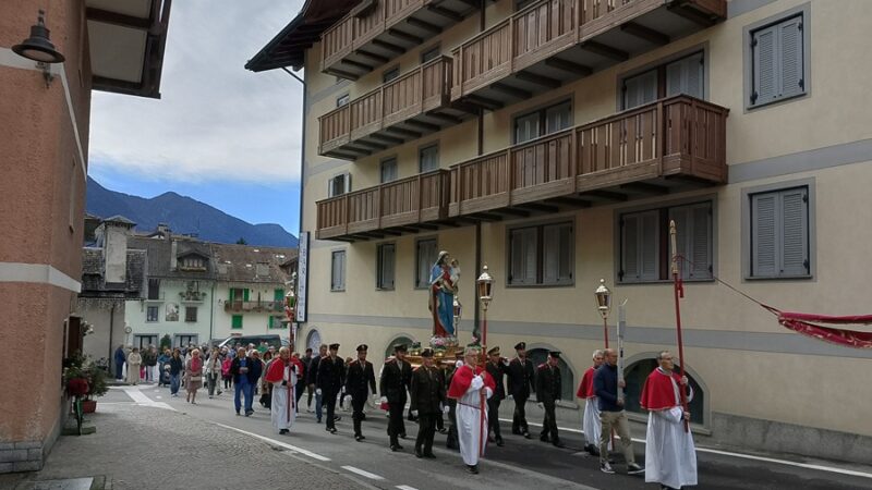 Pinzolo: La tradizionale processione della Madonna del Santo Rosario attraversa il paese
