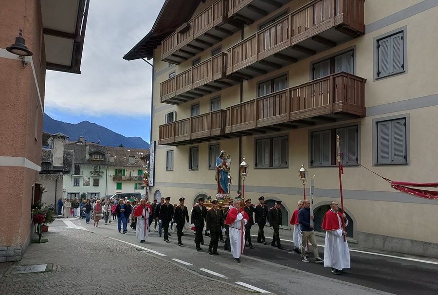 Pinzolo: La tradizionale processione della Madonna del Santo Rosario attraversa il paese