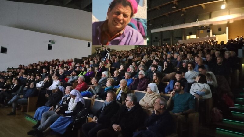 Pinzolo – Un teatro gremito per ricordare Faustino Pedretti, figura simbolo della Val Rendena