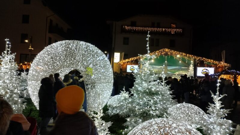Pinzolo – Folla in piazza Carera per l’accensione delle luminarie natalizie