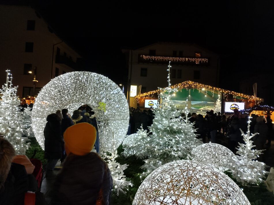 Pinzolo – Folla in piazza Carera per l’accensione delle luminarie natalizie