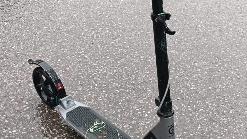 Pinzolo: monopattino abbandonato fuori dalla chiesa di San Lorenzo