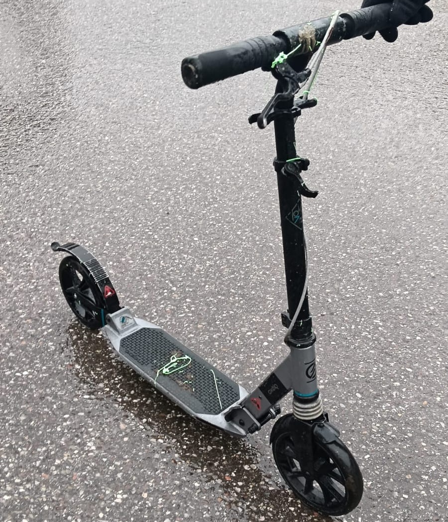 Pinzolo: monopattino abbandonato fuori dalla chiesa di San Lorenzo