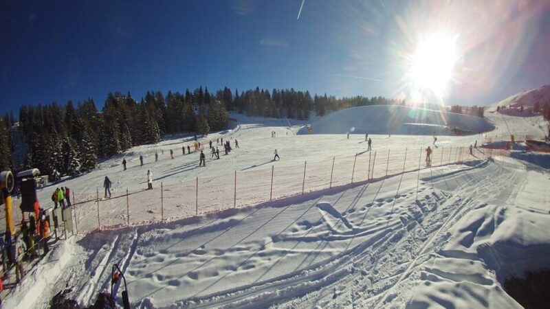 Una bellissima giornata di sole ha regalato oggi ai tantissimi sciatori che hanno affollato la skiarea Pinzolo