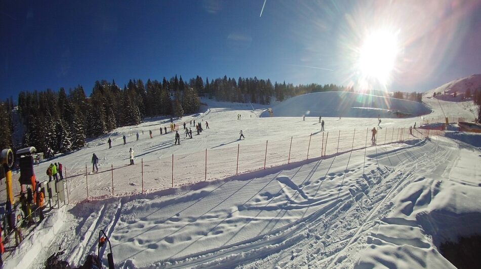Una bellissima giornata di sole ha regalato oggi ai tantissimi sciatori che hanno affollato la skiarea Pinzolo