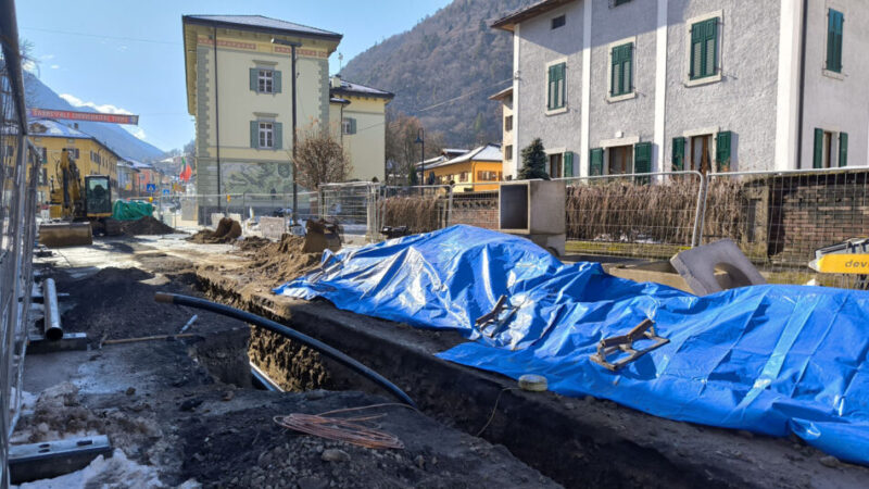 Tione, cantieri ovunque: la borgata trasformata in un percorso a ostacoli