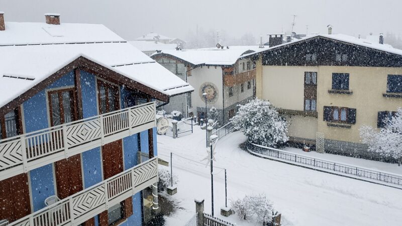 Fitta nevicata su Pinzolo: più di 20 centimetri di neve fresca, in quota attesi oltre 60 centimetri