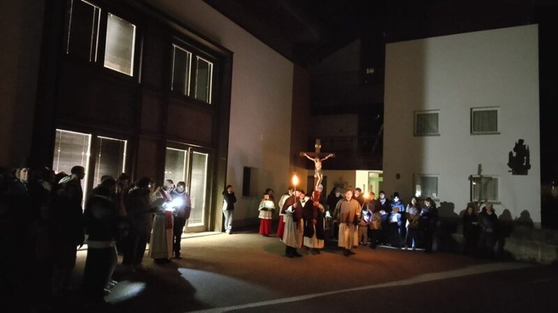 Tanti fedeli in piazza ieri sera per la tradizionale via Crucis a Pinzolo