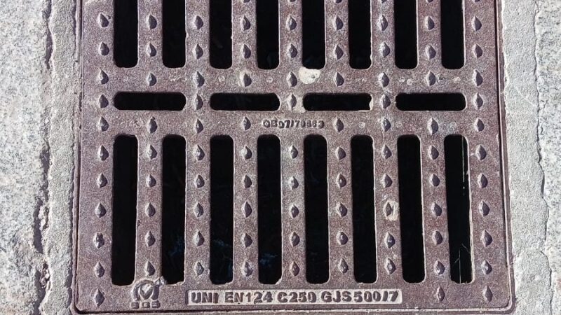 Pinzolo, targhette blu sulle caditoie: “Il lago inizia qui” per sensibilizzare contro l’inquinamento