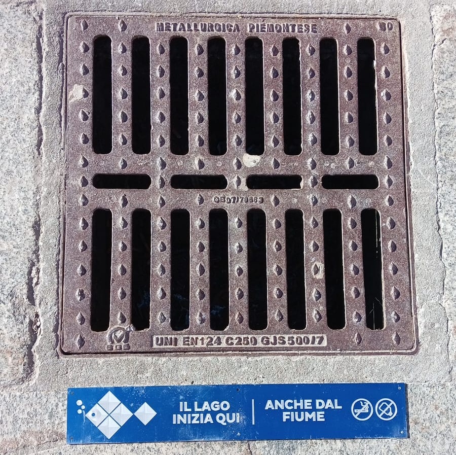 Pinzolo, targhette blu sulle caditoie: “Il lago inizia qui” per sensibilizzare contro l’inquinamento