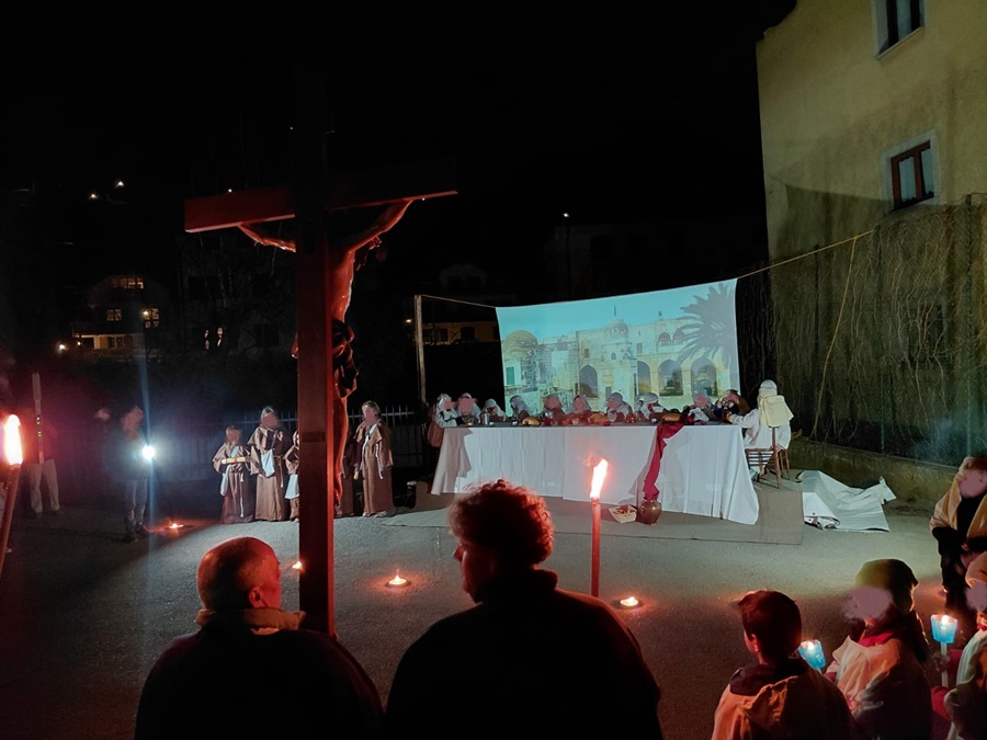 Tanti fedeli in piazza ieri sera per la tradizionale via Crucis a Pinzolo