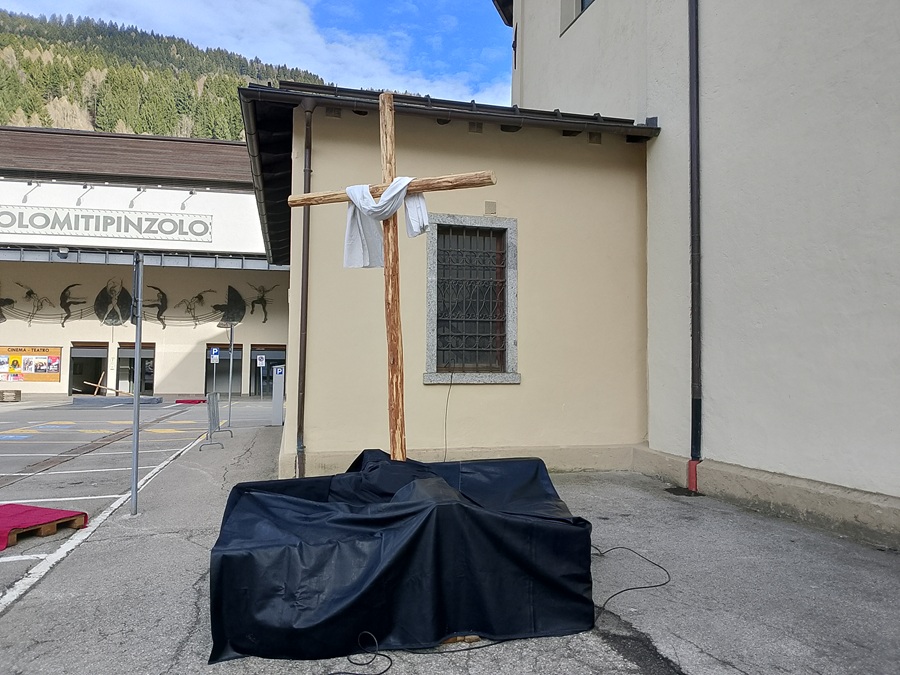Una delle stazione della Via Crucis in piazza San Giacomo