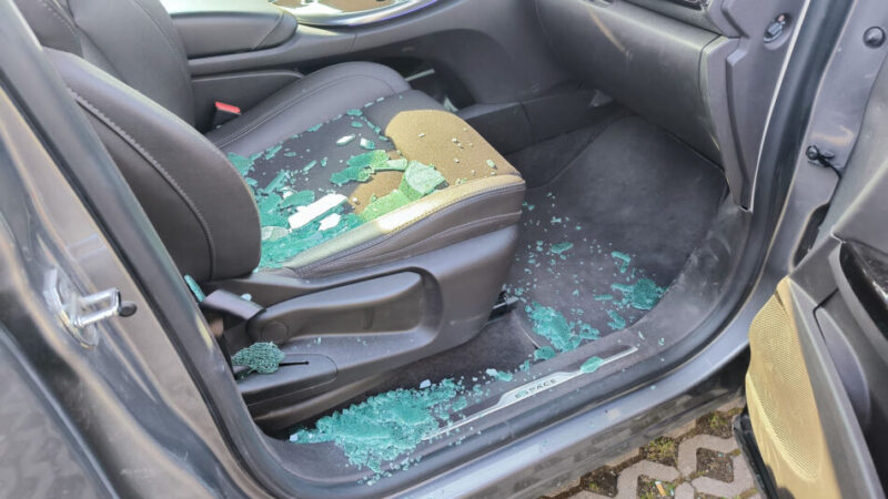 PREORE  – Passeggiata sulla ciclabile finisce con il furto: auto danneggiata e zaino rubato a Preore