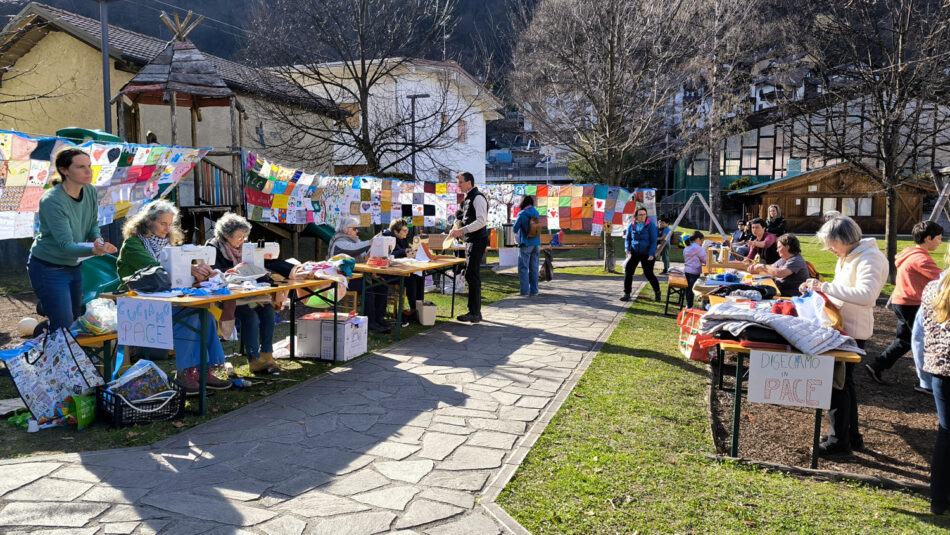 A Tione oltre 500 tessere di Pace: al Parco Saletti uno striscione lungo 40 metri
