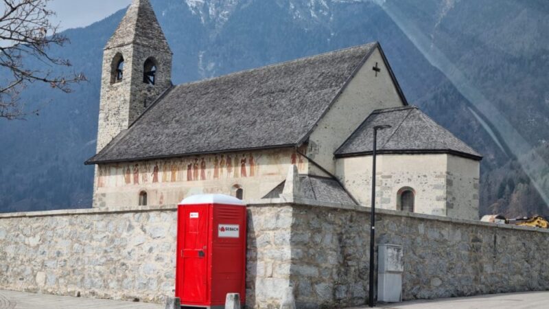 Anche se solo per alcuni giorni, ma sarebbe stato meglio non posizionarlo vicino al cimitero di san Vigilio