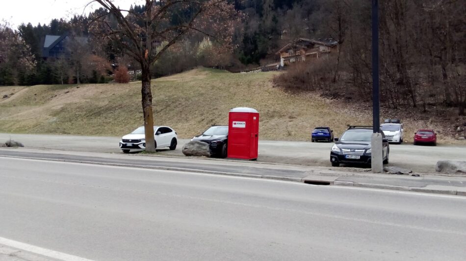 Grazie al pronto intervento dell’Amministrazione comunale, è stato spostato il WC chimico