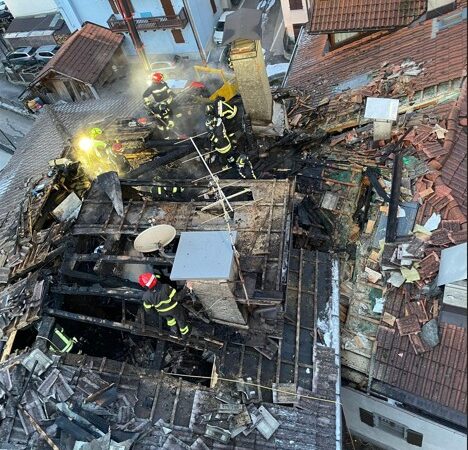 Violento incendio nella notte a Carisolo