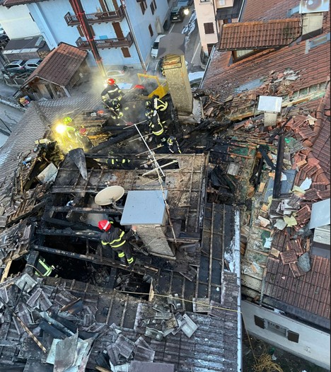 Violento incendio nella notte a Carisolo