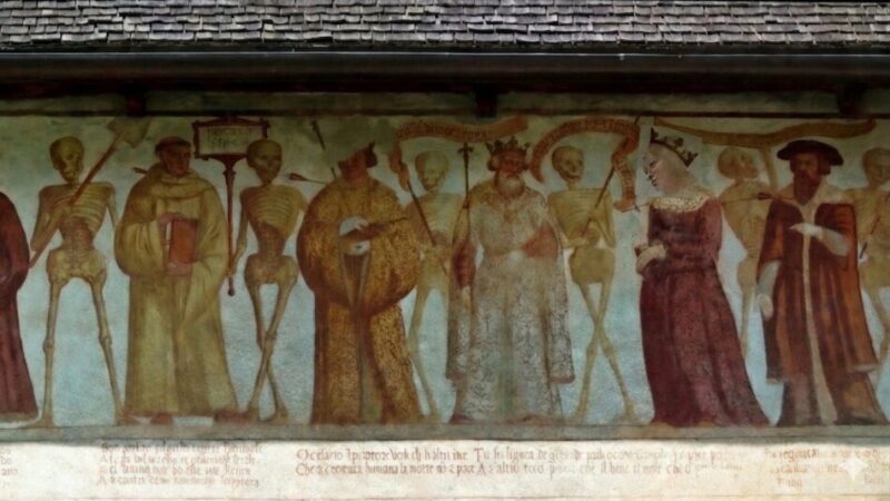 Pinzolo, “spunta” il volto di Meloni nella Danza Macabra: folla di curiosi a San Vigilio