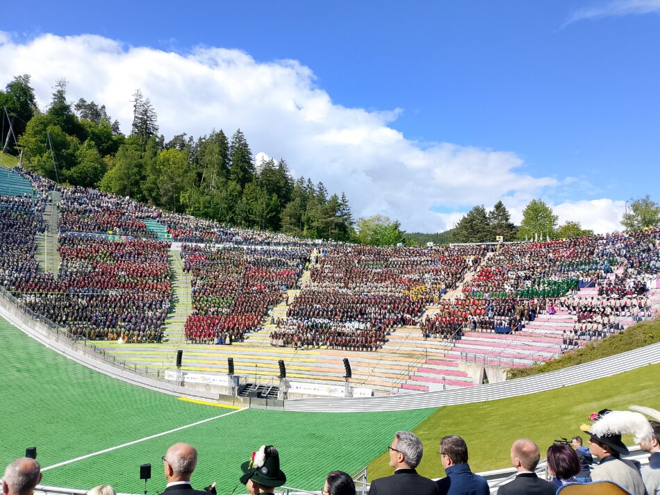 28. Alpenregionstreffen: oltre 10.000 partecipanti a Innsbruck. La prossima edizione sarà a Pinzolo
