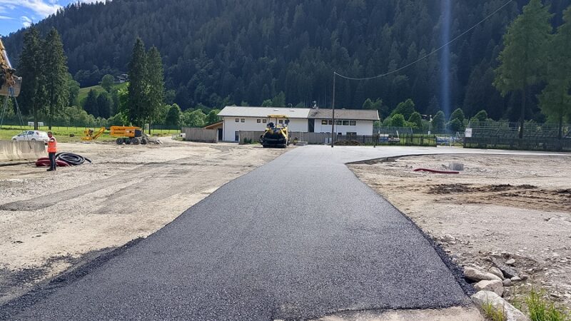 Pineta di Pinzolo, ultimi lavori prima della riapertura: oggi l’asfaltatura dell’accesso sud
