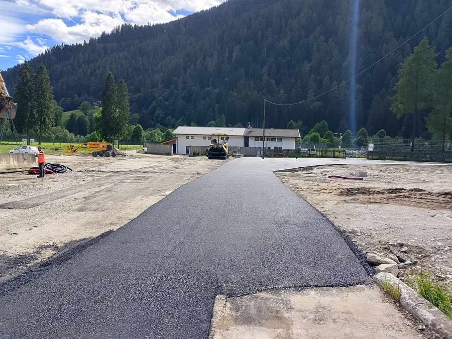 Pineta di Pinzolo, ultimi lavori prima della riapertura: oggi l’asfaltatura dell’accesso sud