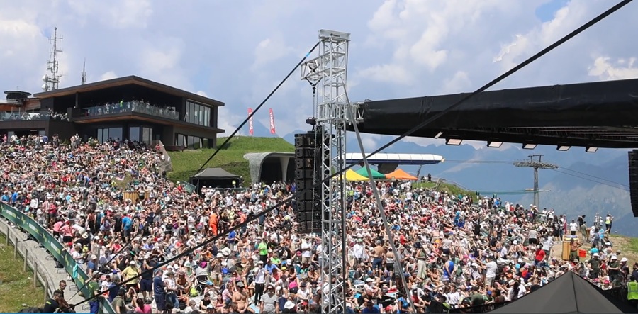 Mancano ormai pochi minuti all’attesissimo concerto di Elisa al Doss del Sabion
