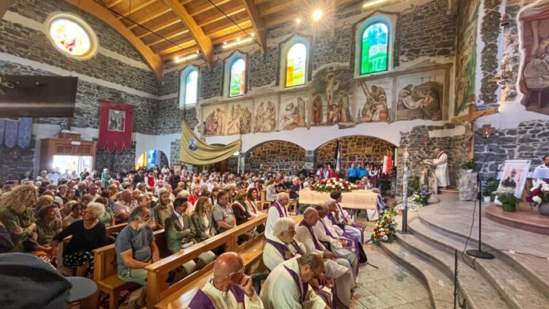 Canazei, l’ultimo saluto a don Carlo Crepaz: una folla commossa ai funerali