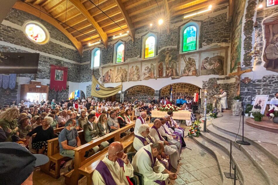 Canazei, l’ultimo saluto a don Carlo Crepaz: una folla commossa ai funerali