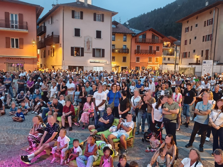 Pinzolo, Piazza Carera gremita per il The Rock Gospel Show: il Mountain Beat Festival si chiude tra musica ed emozioni