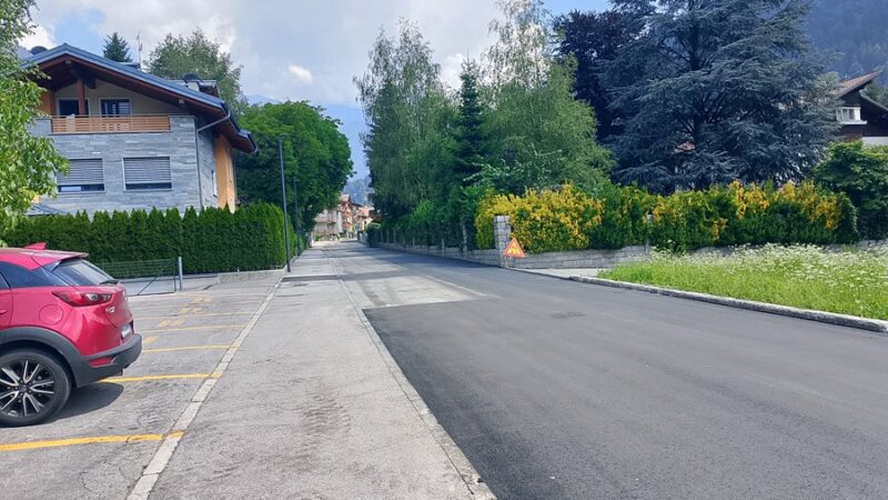 Pinzolo – Proseguono le asfaltature dopo i lavori del PNRR: ancora qualche disagio, ma il cantiere è alle battute finali